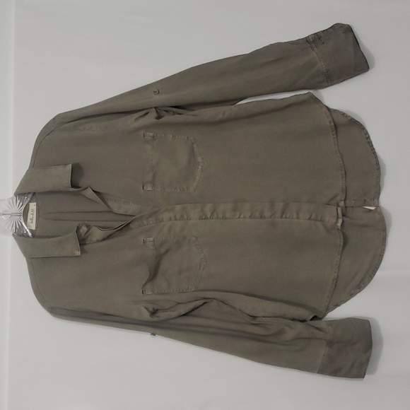Bella Dahl Tops - Bella Dahl V-neck Button Front Roll Tab Sleeve Khaki Size S